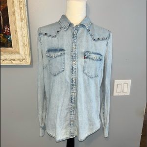 Levi’s women’s detailed shirt size medium